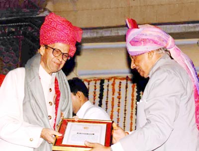 The director general of Sawai Man Singh Museum Trust, Yaduendra Sahai, being honoured for his contribution to museology by Brig Bhawani Singh of Jaipur.