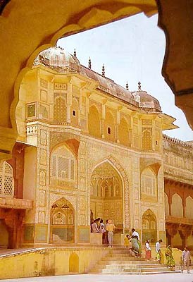 Suraj Pol (Sun Gate): The royal entrance to Amber is on the eartern part of the fort facing the  sun  symbolising the belief that the Kachwaha Rajputs descended from the sun.